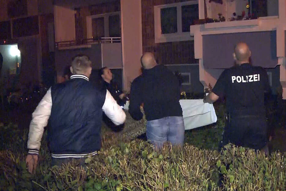 Als der Mann damit drohte, das Baby vom Balkon zu werfen, breiteten Helfer ein Sprungtuch aus.