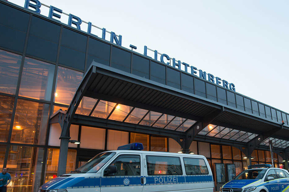 Auf einer Damentoilette am Bahnhof Berlin-Lichtenberg fanden Polizisten einen schwerverletzten Mann. Hintergründe sind bislang unklar.