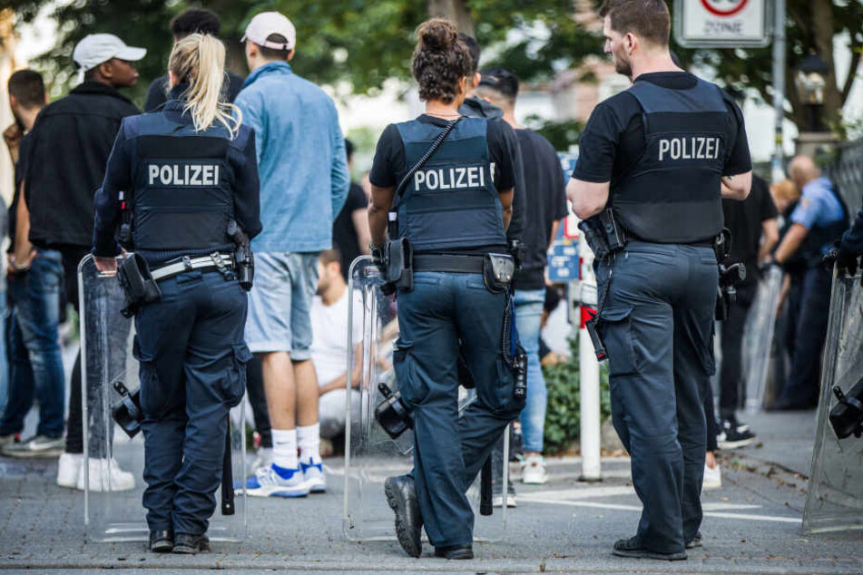 In der Nacht zum Sonntag kam es am Rande des Darmstädter Schlossgrabenfestes zu Angriffen auf Polizisten.