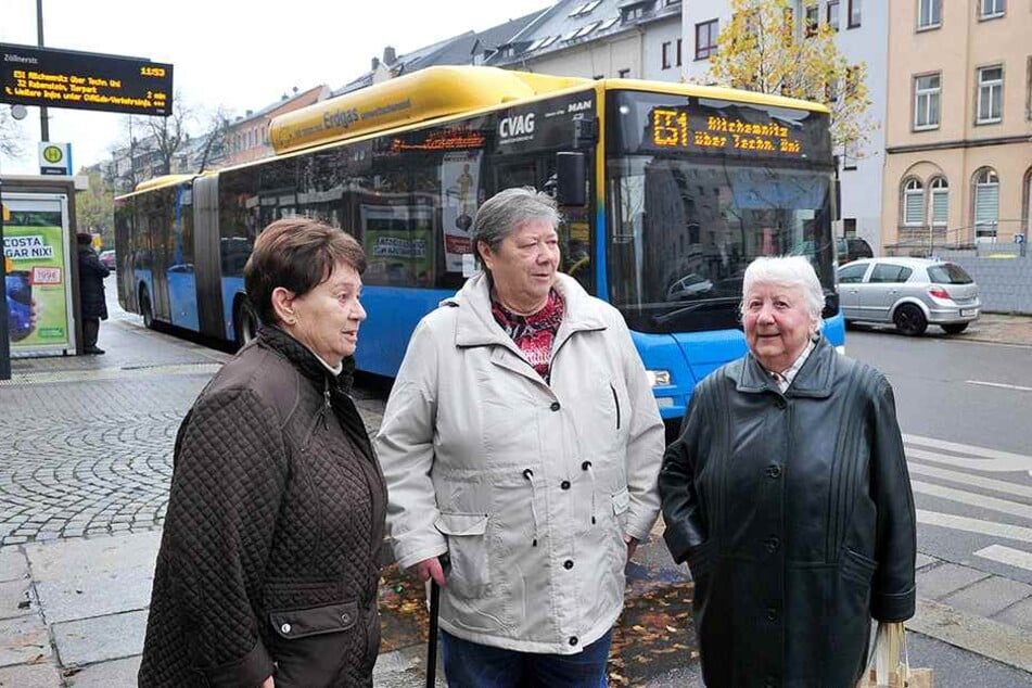 Anwohner-Ärger mit der CVAG: Ursula Petzold (82), Ingrid Jäger (74) und Irene Hösel (80, v.l.) wollen die Buslinie 51 auf der Straße der Nationen/Ecke Zöllnerstraße behalten.