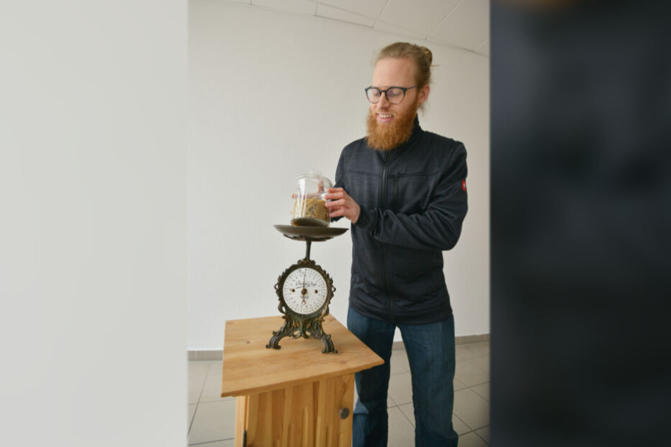 Der Zwickauer wiegt Nudeln in einem Glas ab. Das Gewicht bestimmt über den Preis der Waren.