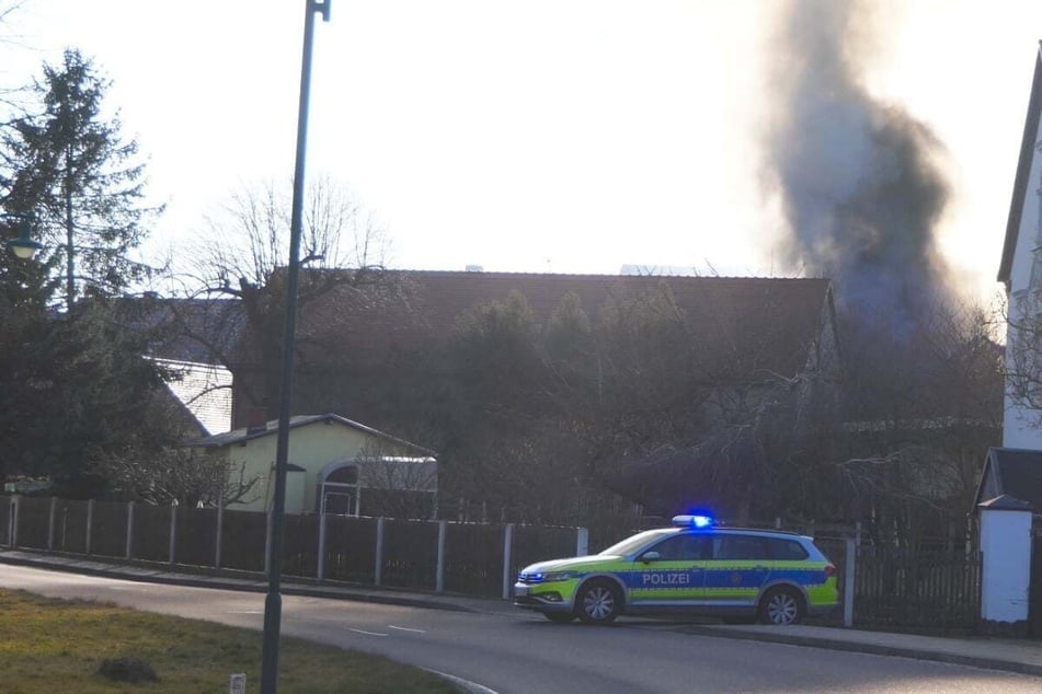 Dunkler Rauch stieg Anfang März über Otterwisch auf, nachdem in einer Scheune ein Feuer ausgebrochen war. Ermittler fanden später in den Überresten des Gebäudes eine männliche Leiche.