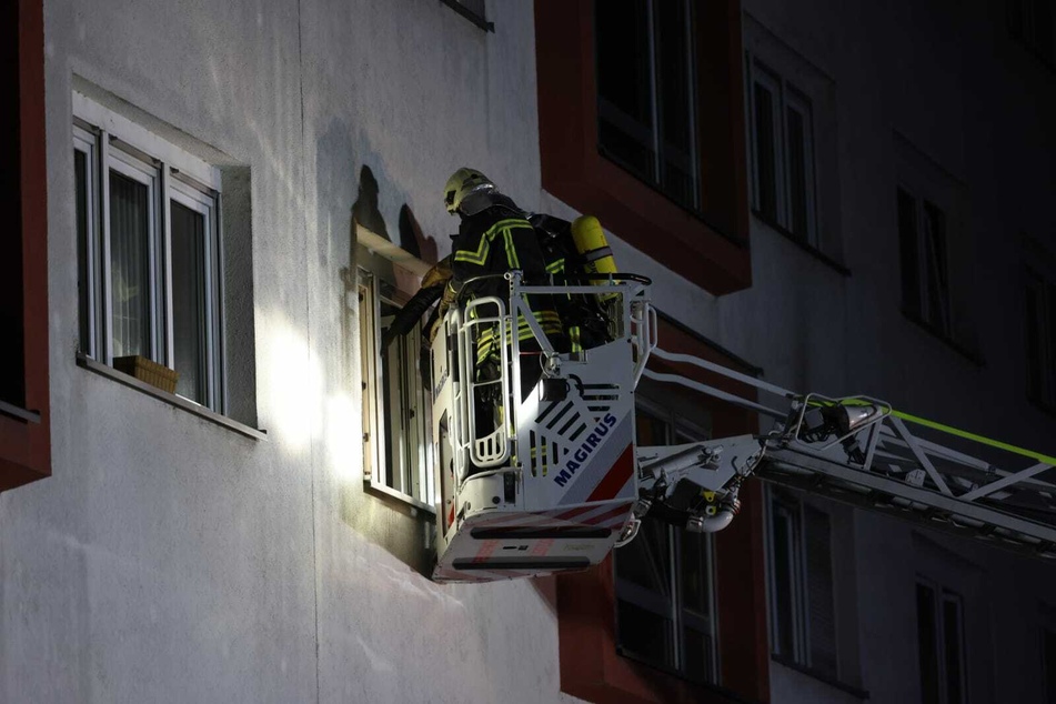 Dies gelang schließlich mit einer Drehleiter. Der Bewohner wurde ins Krankenhaus eingeliefert.