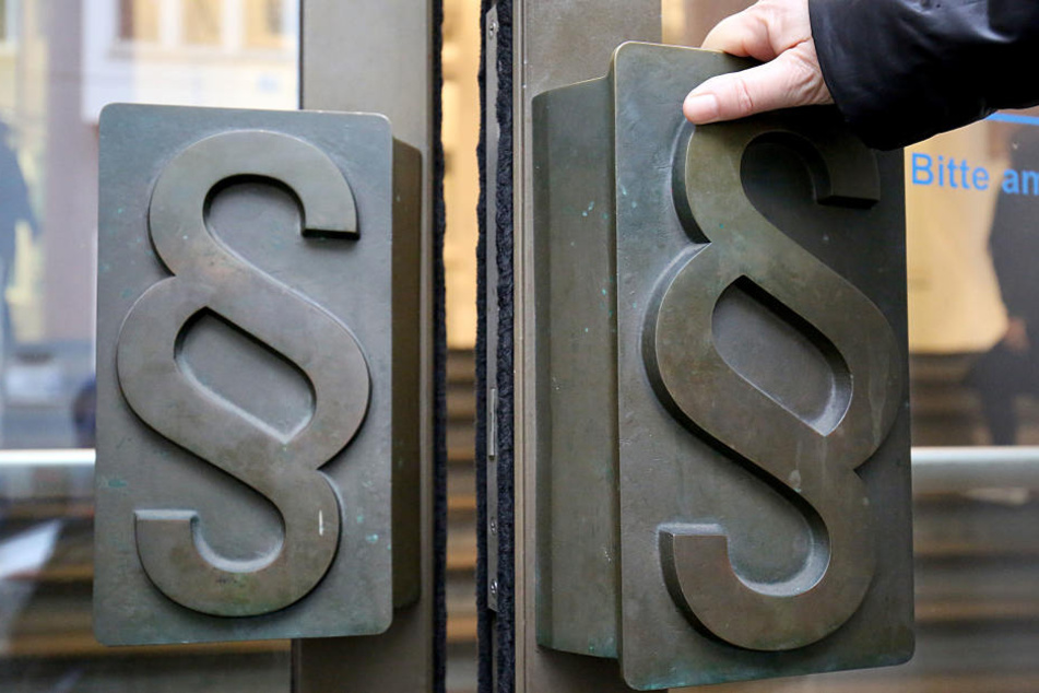 Paragrafen-Symbole sind an Türgriffen am Eingang zum Landgericht angebracht.