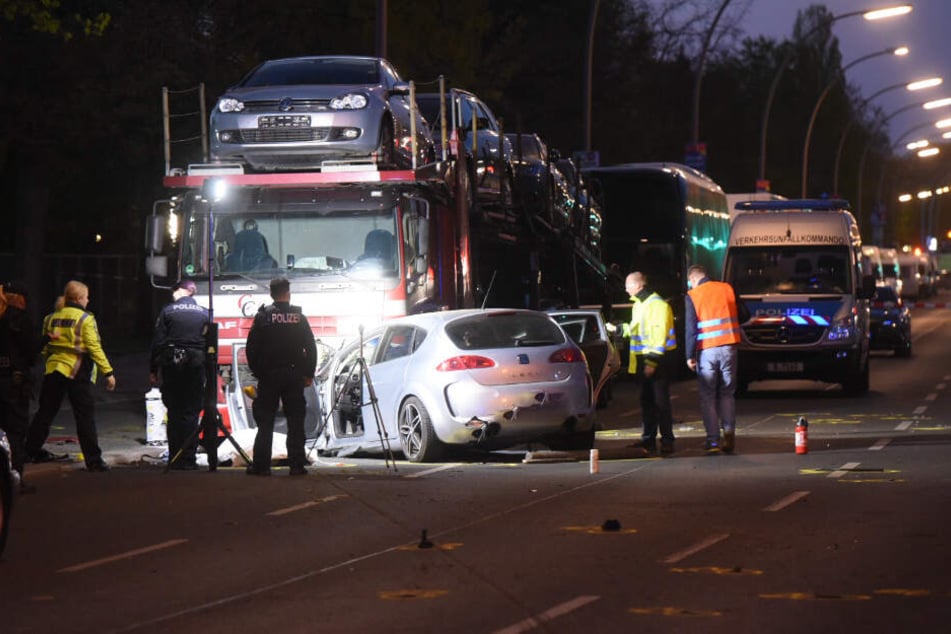 Es seien keine weiteren Unfallbeteiligten bekannt, teilte die Polizei am Samstagmorgen mit.