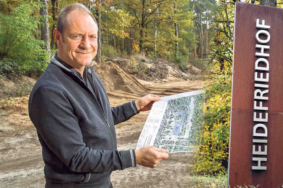 Friedhofschef Mario Fischer (51) zeigt das freie Baufeld für den "Heidesee".