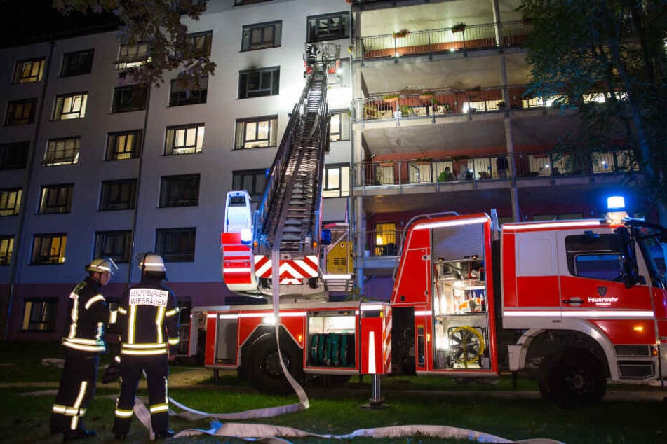 Die Einsatzkräfte konnten verhindern, dass sich das Feuer auf weitere Bereiche der Alten-Wohnanlage ausbreitet.