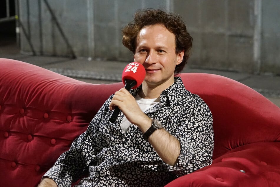 Leon Gurvitch (46) beim TAG24-Interview im DOCKS. Der Wahl-Hamburger komponierte bereits über 300 Werke, darunter Bühnen- und Filmmusik – und jetzt eben auch Klassik für Clubs.