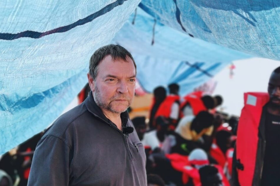 Kapitän Claus-Peter Reisch steht auf dem Deck des Rettungsschiff "Eleonore".