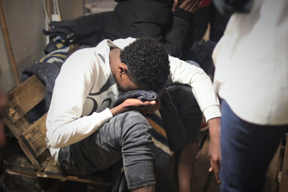 Ein Mann sitzt nach seiner Rettung aus einem Schlauchboot vor der libyschen Küste auf der "Ocean Viking", dem Rettungsschiff von SOS Mediterranee und Ärzte ohne Grenzen.