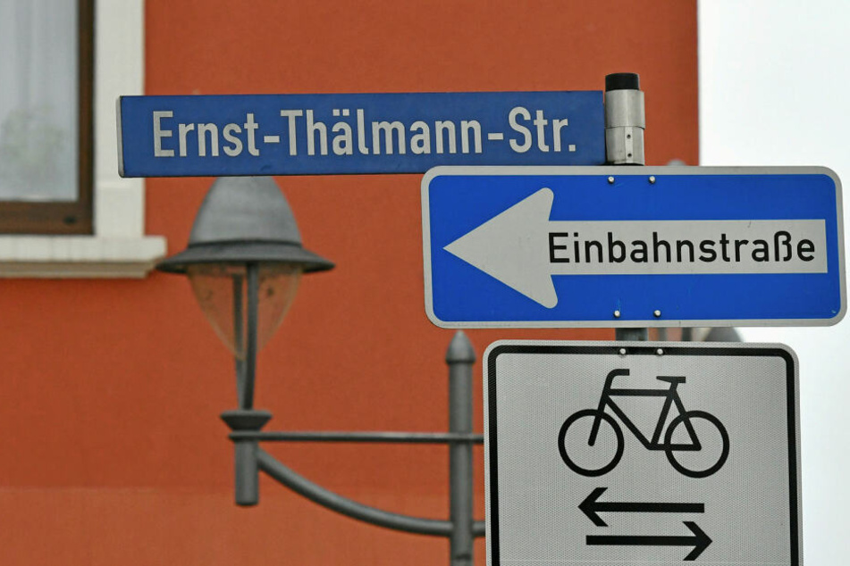 Noch hängen die Schilder: Die Heidenauer Ernst-Thälmann-Straße wird umbenannt.