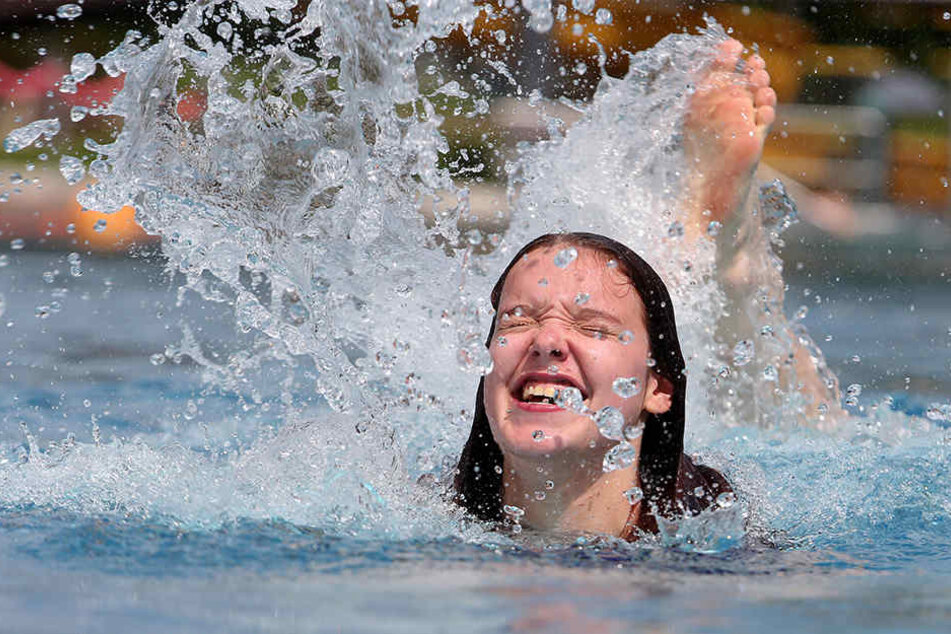 Endlich im Freibad! Angi (16) hat viel Spaß Gablenzer Schwimmbecken.