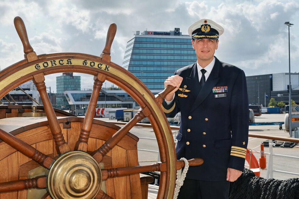 Fregattenkapitän Elmar Bornkessel während des "Open Ship" am 6. August auf dem Segelschulschiff "Gorch Fock", das am Sartorikai in Kiel liegt.