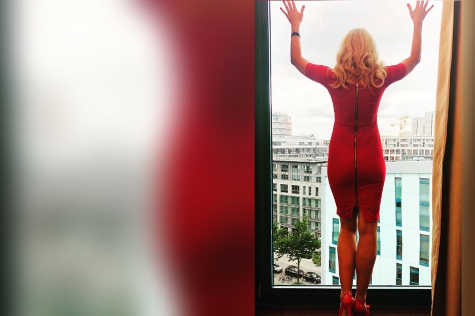 Sexy Kleid und heiße High Heels: Doch TV-Blondine hat etwas ganz anderes im Sinn!
