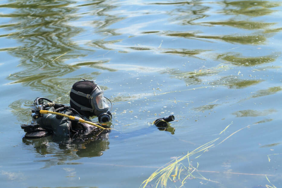 Rettungskräfte suchten den Vermissten im Rhein, fanden aber niemanden. (Symbolbild)