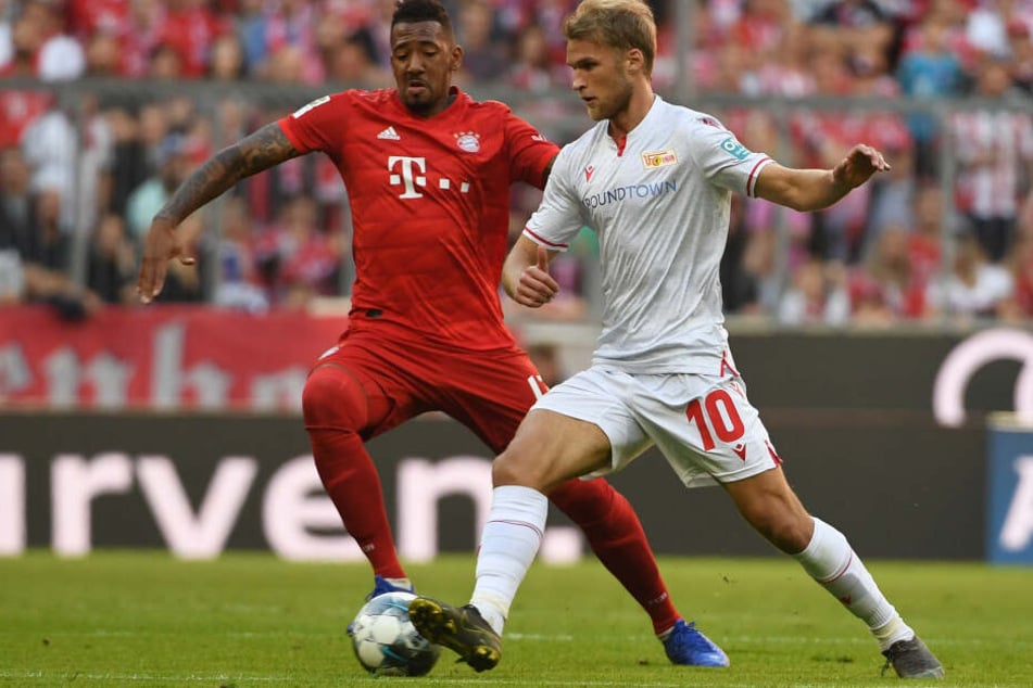 Jerome Boateng (l) von München und Sebastian Andersson von Berlin kämpfen um den Ball.