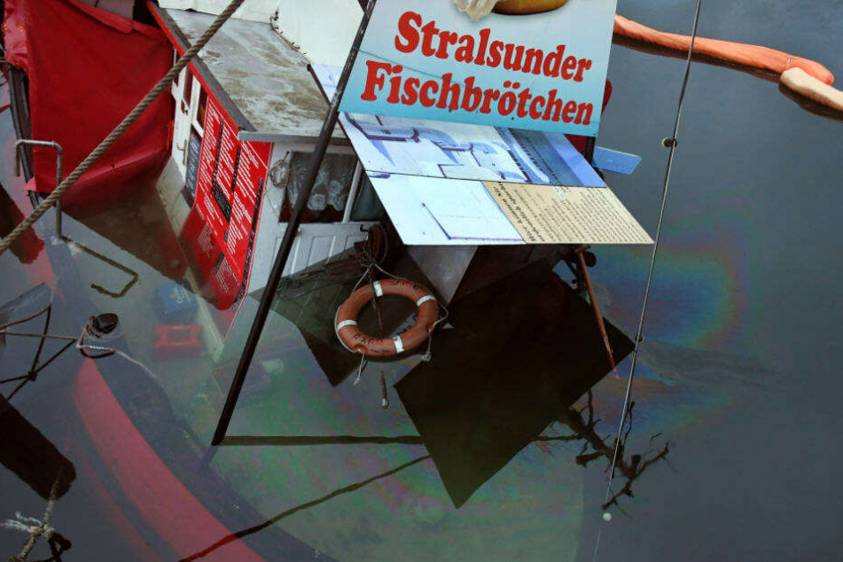Laut der Wasserschutzpolizei war der Kutter am Samstagnachmittag gegen 17 Uhr noch schwimmend gesehen worden.