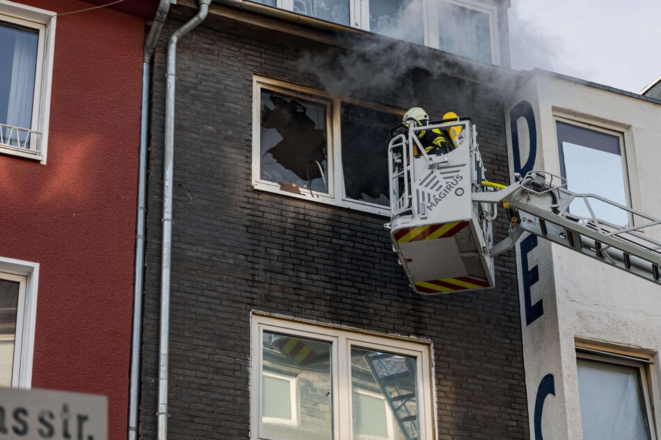 Feuer in Kölner Mehrfamilienhaus: Eine Person offenbar verletzt