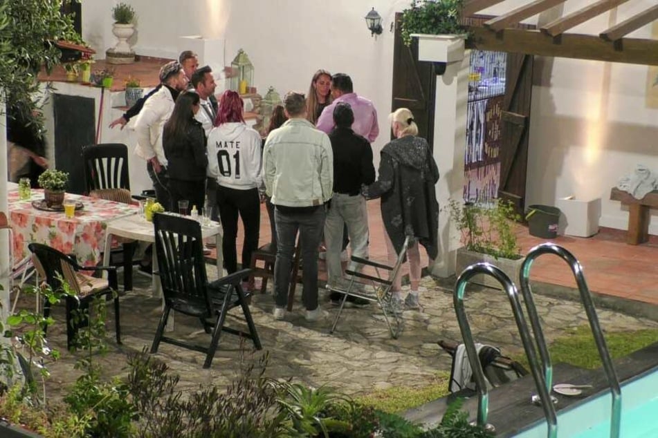 Menowin machte am letzten Abend seiner Freundin Senay einen Heiratsantrag, danach zogen beide freiwillig aus.