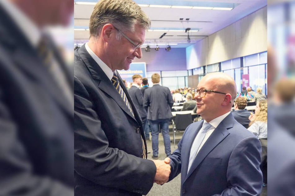 Alter und neuer Chef: Holger Zastrow (50) und Frank-Müller Rosentritt (37), der augenzwinkernd sagt: Nun könne niemand mehr sagen, die FDP sei nicht die Partei der kleinen Leute ...
