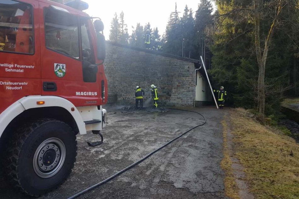 Die Feuerwehr löschte die beiden Container, die an der Hauswand der Jugendherberge abgestellt wurden.