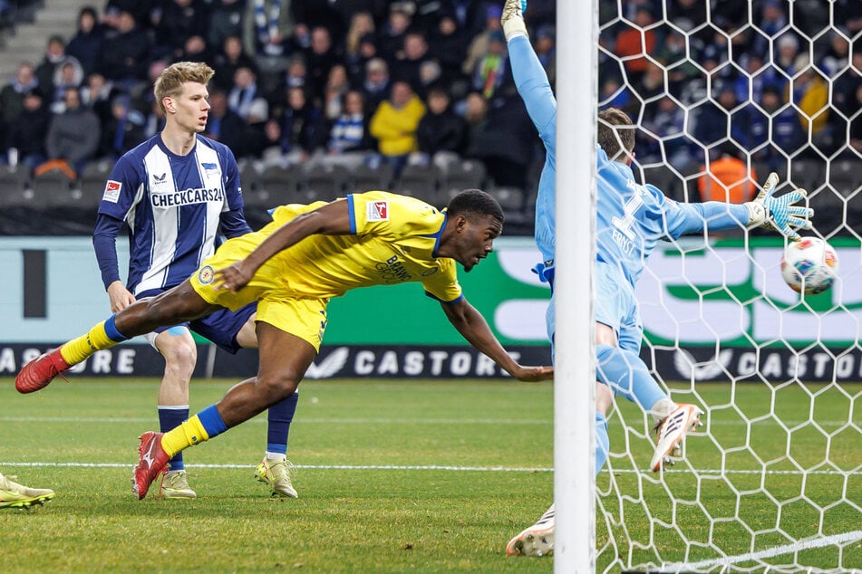 Knappe Kiste: Braunschweigs Salomon Nkoa verpasste knapp die Führung, stand aber auch im Abseits.