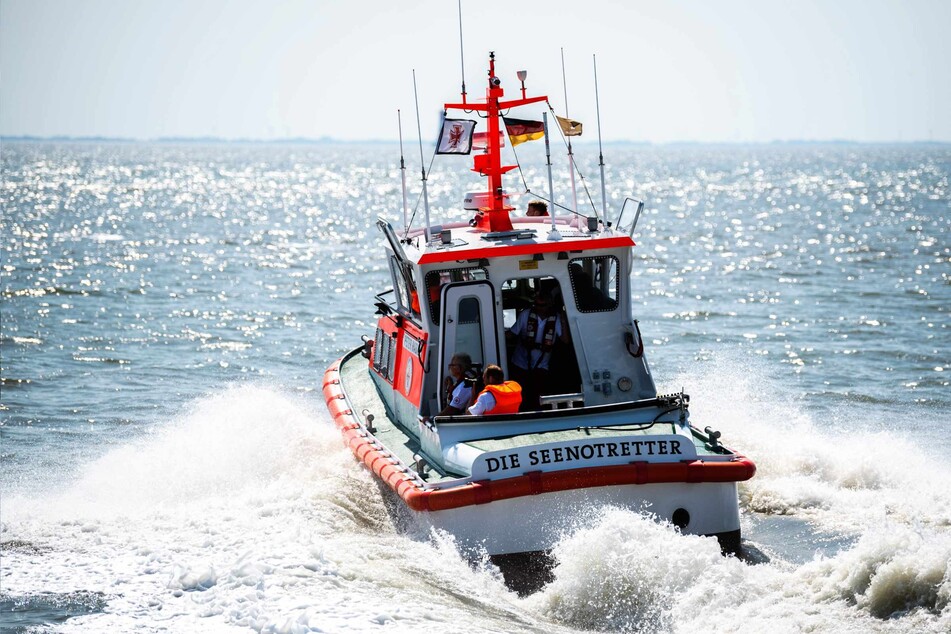 Segelboot kentert auf Nordsee! Retter ziehen 77-Jährigen kurz vor dem Ertrinken aus dem Wasser