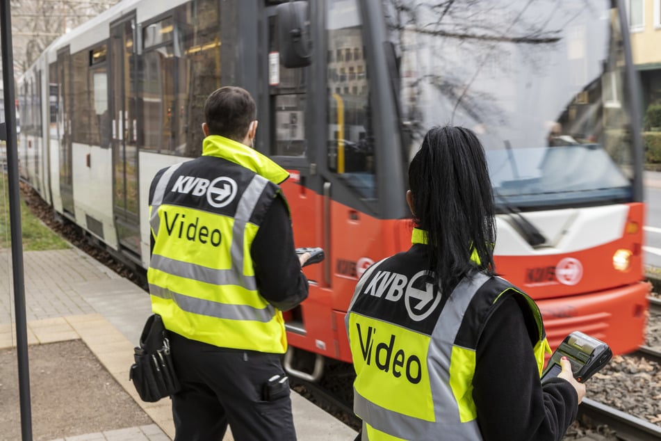 Von außen gut zu erkennen: Ticket-Prüfer der KVB haben entsprechende VIdeo-Westen an, wenn sie mit Bodycams unterwegs sind.