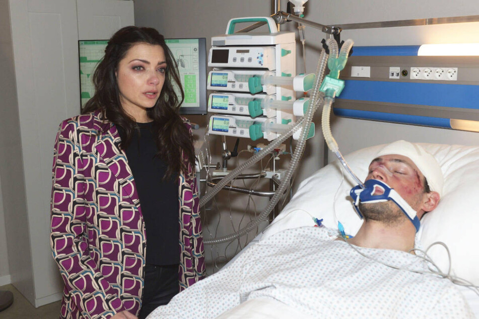 Emily bangt an seinem Krankenbett um Saschas Leben.