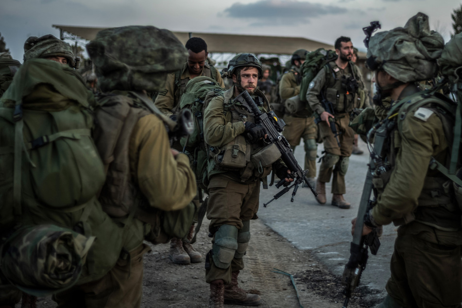 Israelische Soldaten gewinnen die Kontrolle über den Kibbuz Be'eri zurück, der zuvor von Terroristen der Hamas überfallen worden war.