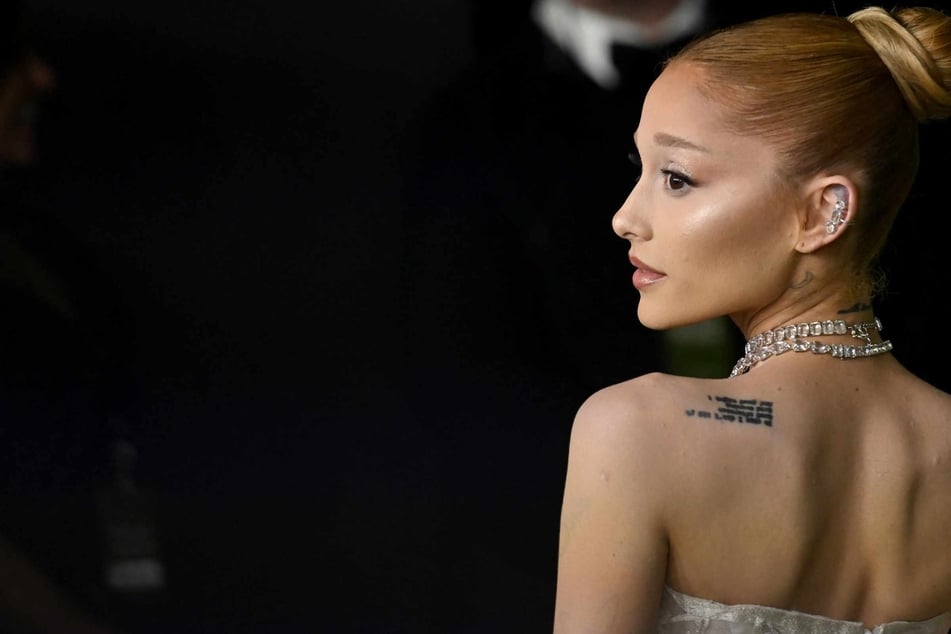 Fans speculate on Ariana Grande's mysterious disappearing tattoos