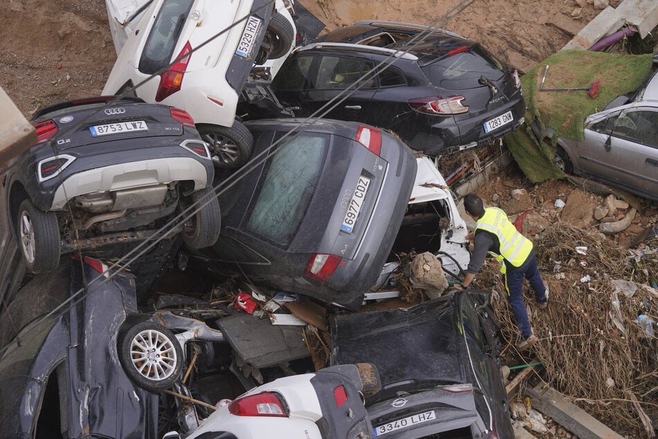 Bei dem Unwetter vom Dienstag waren zahlreiche Fahrzeuge in den Fluten steckengebliebenen. Man rechnet damit, möglicherweise weitere Tote in den Autos zu finden