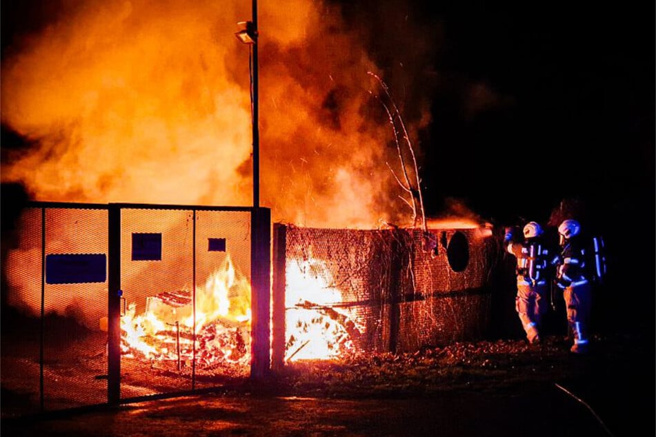 Die Laube wurde vollständig durch die Flammen zerstört.
