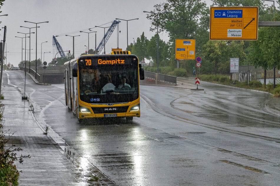 Für Autos bald tabu: Wo jetzt der Bus rollt, soll in dieser Woche eine "Umweltspur" für ÖPNV und Radfahrer dauerhaft markiert werden.