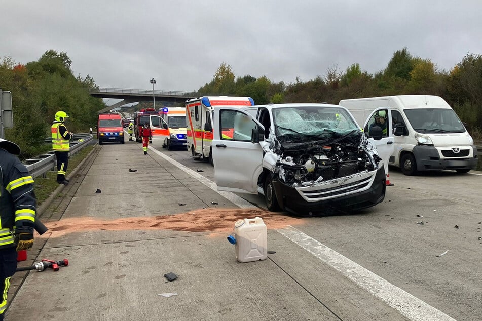 Unfall A38: Transporter kracht auf A38 ungebremst in einen Lkw