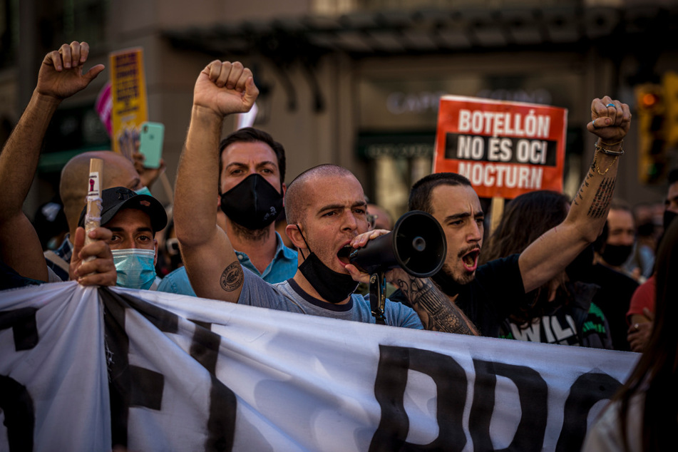 Mitarbeiter im Gastgewerbe protestieren in Barcelona gegen sich verschärfte Maßnahmen zur Eindämmung der Corona-Pandemie. Es sind Schließungen im Gastgewerbe, sowie Einschränkungen sozialer Kontakte von bis zu zwei Wochen vorgesehen.