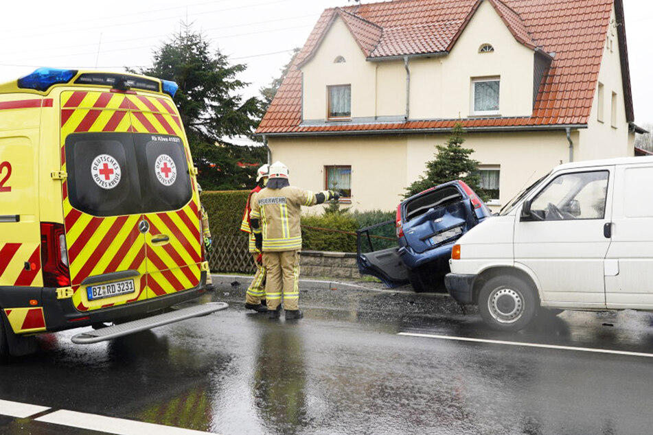 Die Feuerwehr befreite den leicht verletzten 84-Jährigen aus seinem Kombi. Der Transporter-Fahrer blieb unverletzt.