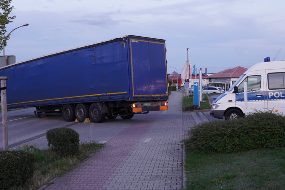 Der vom Zugfahrzeug gerutschte Hänger an der Tankstellenausfahrt. Die Polizei war schnell vor Ort.