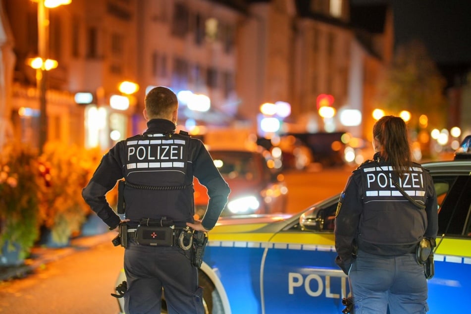 Polizisten stehen in dem Stuttgarter Stadtbezirk Wangen. Hier kam es zu einem mutmaßlichen Messerangriff, wobei eine Person schwer verletzt wurde.