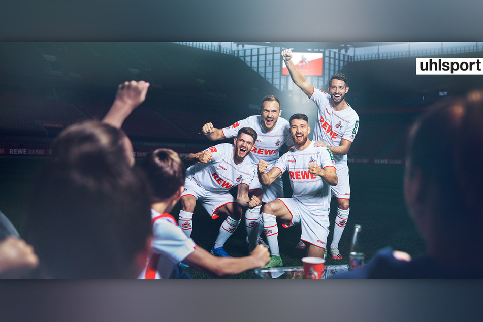 Spieler des 1. FC Köln präsentieren jubelnd das neue Heimtrikot für die Fußballsaison 2021/22.