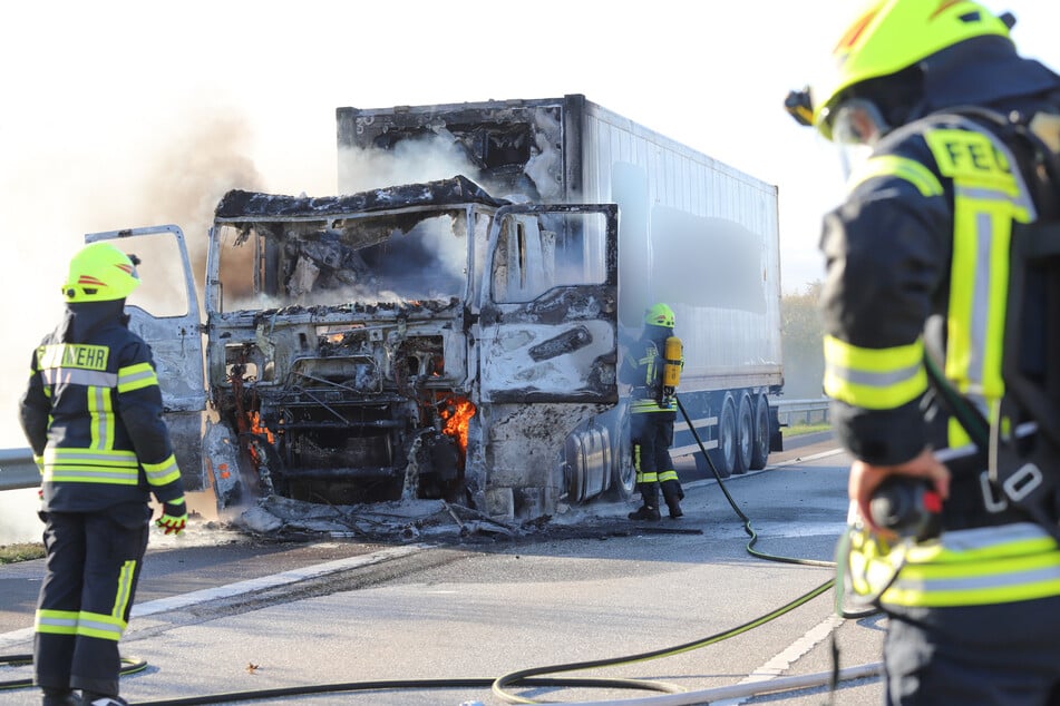 Die Feuerwehrleute löschten den Lkw auf der A23.