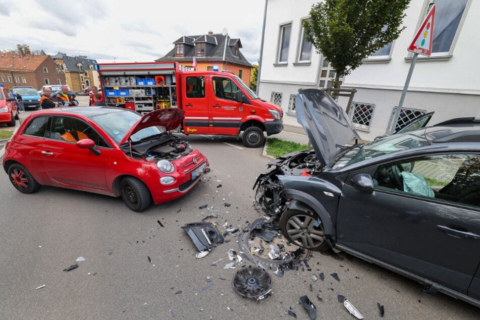 Beide Autos mussten abgeschleppt werden.