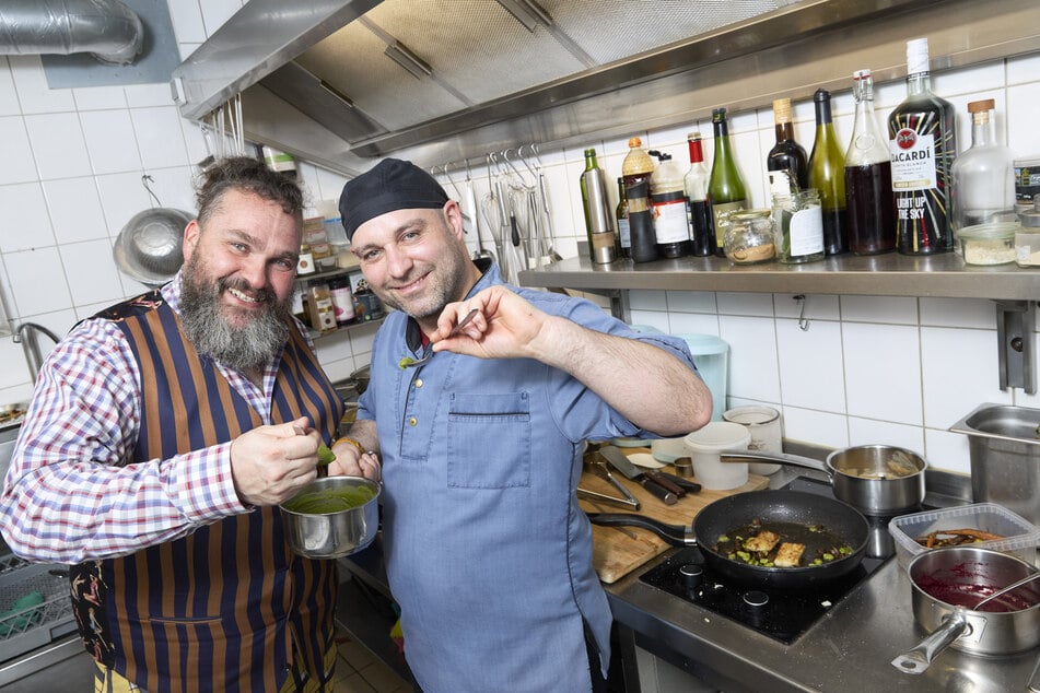 Frank Ollhoff (46, l.) und Koch Andre Fröbel (39) bewirten die Gäste Im "Petit Frank".
