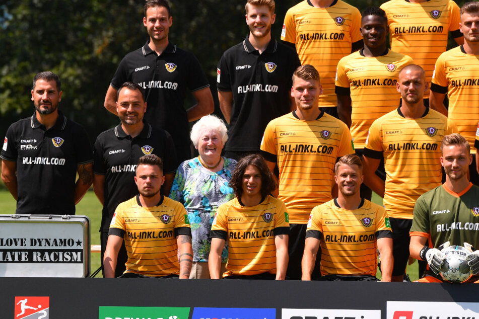 Ingrid Beier zu Beginn der Saison beim offiziellen Fototermin mit "ihrem" Team.