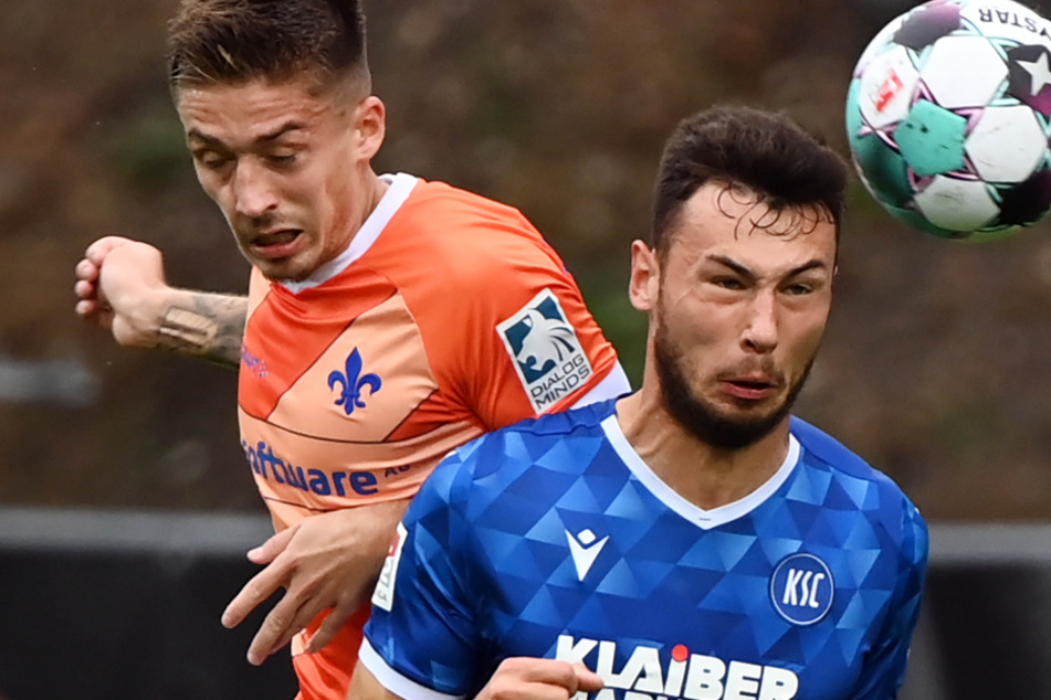 Karlsruhes Lukas Fröde (r.) und der Darmstadts Marvin Mehlem im Luftkampf.