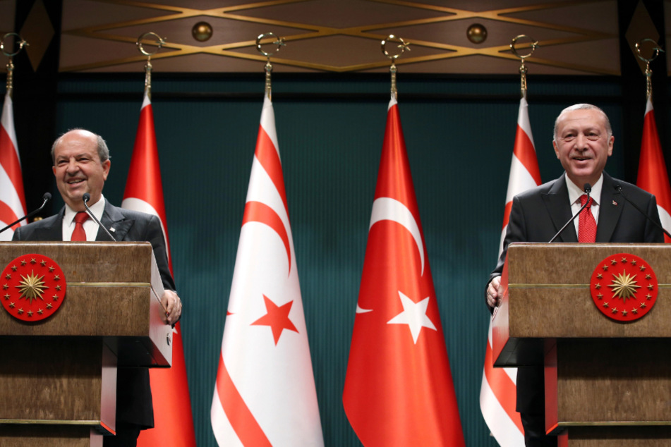 Recep Tayyip Erdogan (r.) und Ersin Tatar, neu gewählter Präsident der international nicht anerkannten Republik Nordzypern, sprechen nach ihren Gesprächen auf einer gemeinsamen Pressekonferenz zu den Medien.