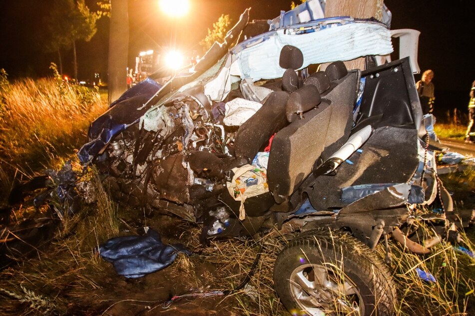 Ein Auto ist in der Nacht zu Sonntag im Mühlenbecker Land gegen einen Baum gekracht.