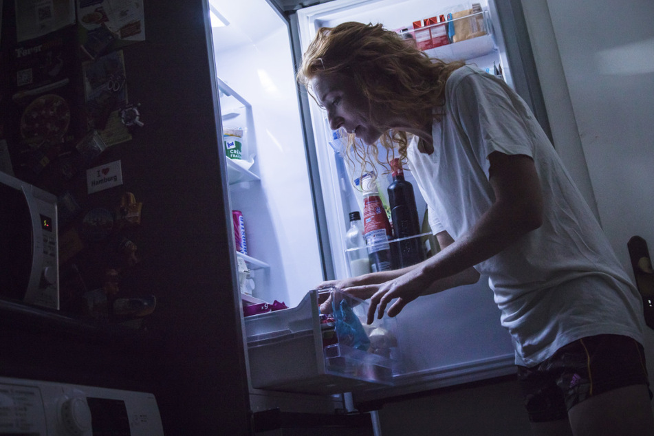 Der Heißhunger treibt Euch gleich zum Kühlschrank? Dieser Trick könnte helfen.