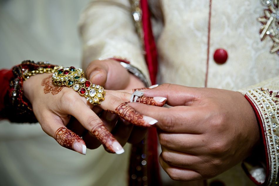 Stromausfall in Indien: Schwestern heiraten beinahe falsche Männer