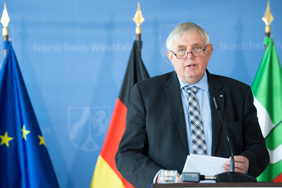 Gesundheitsminister Karl-Josef Laumann (CDU) hat sich korrigiert: Die Öffnung von Außengastronomie ist doch erst ab einer Inzidenz unter 50 möglich.